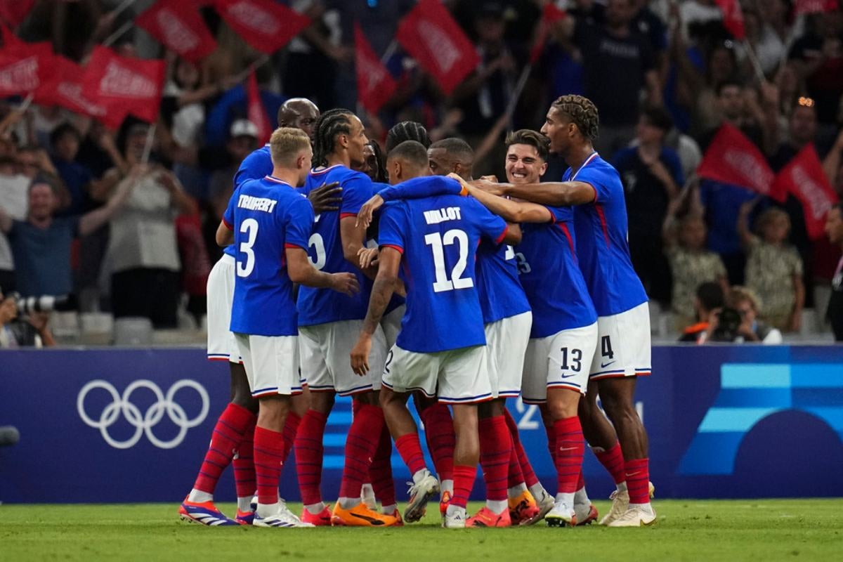 Francia goleo a Estados Unidos en su debut